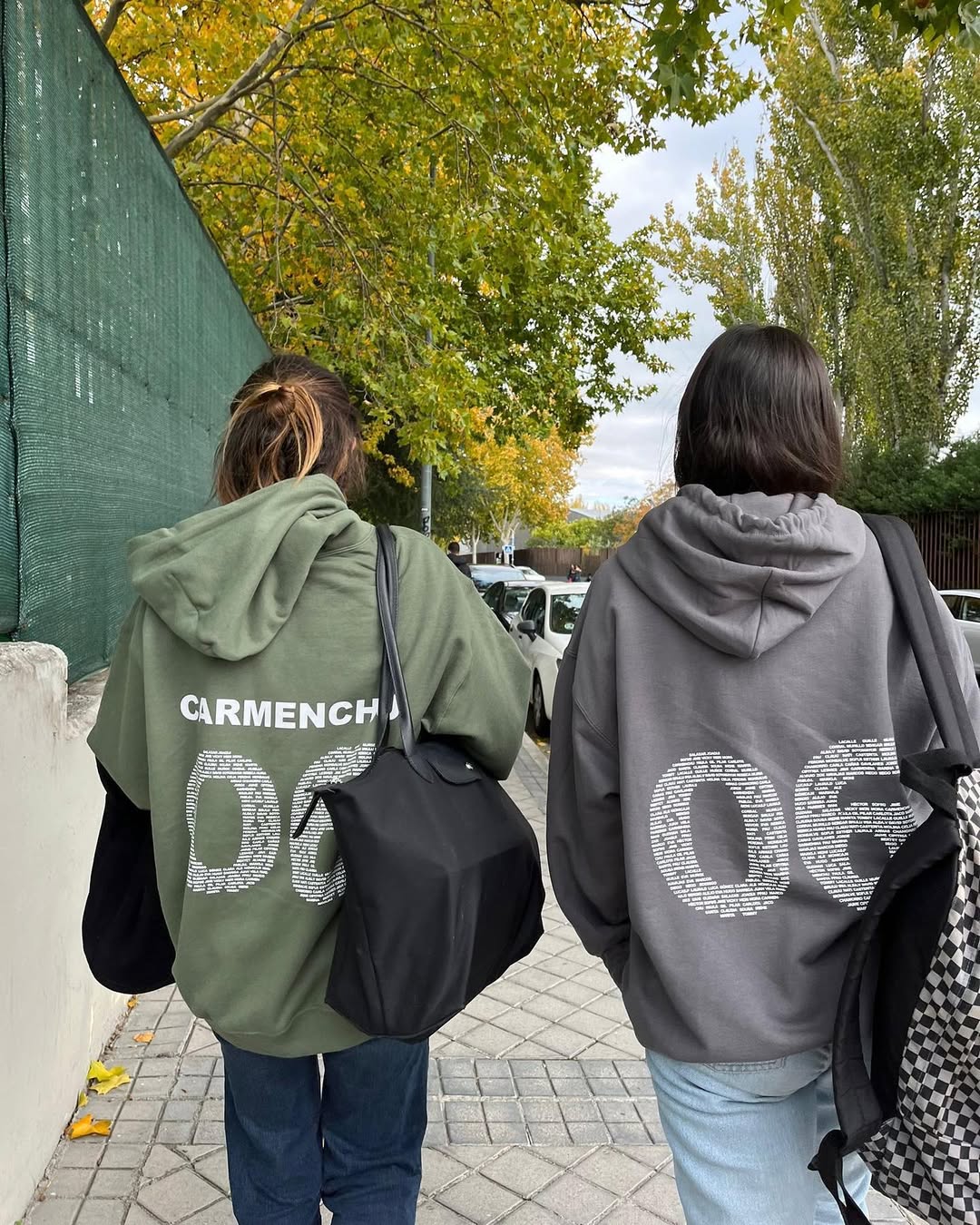 Grupo con sudaderas Kuadrilla caminando por la calle